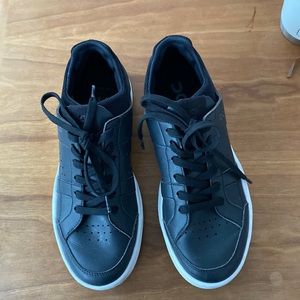 On cloud “the Roger” court shoes